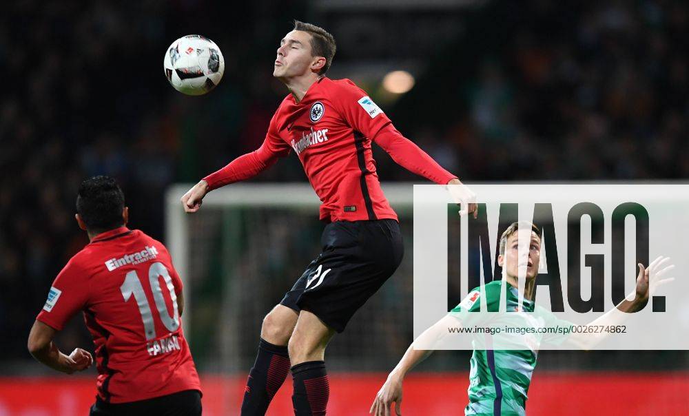 FUSSBALL 1. BUNDESLIGA 11. SPIELTAG SAISON 2016 2017 SV Werder Bremen - Eintracht Frankfurt 20.11.2016 Marco Fabian (li) und Branimir Hrgota (Mitte, beide Eintracht Frankfurt) gegen Niklas Moisander (re, SV Werder Bremen)