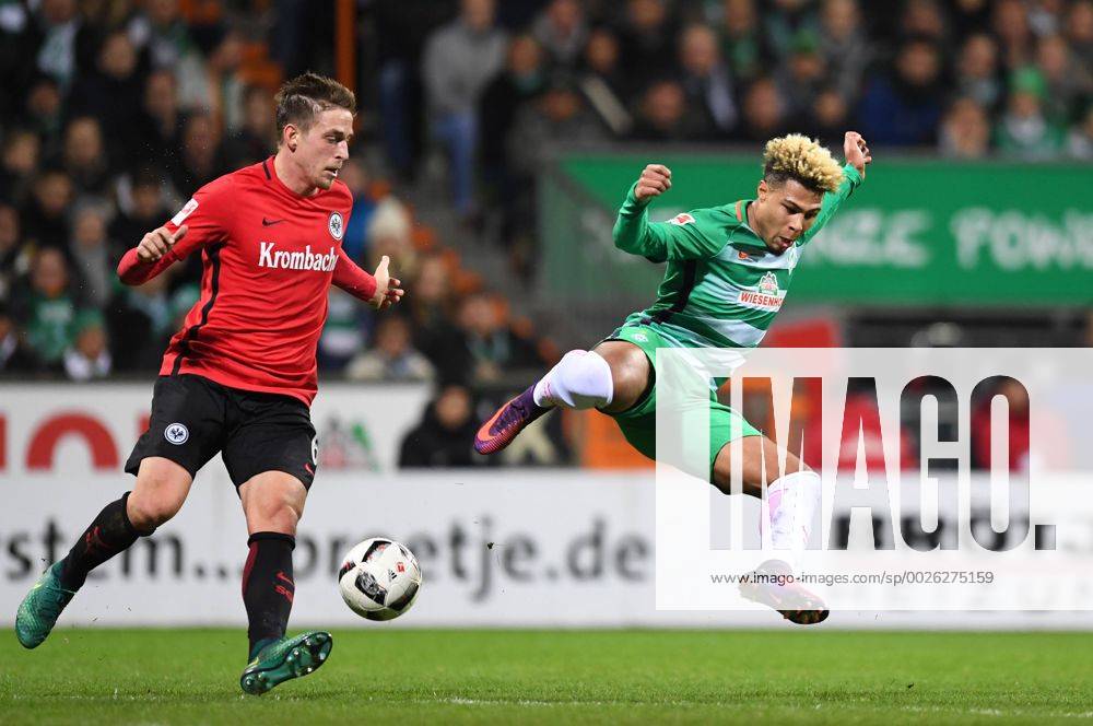 FUSSBALL 1. BUNDESLIGA 11. SPIELTAG SAISON 2016 2017 SV Werder Bremen - Eintracht Frankfurt 20.11.2016 Bastian Oczipka (li, Eintracht Frankfurt) gegen Serge Gnabry (re, SV Werder Bremen)