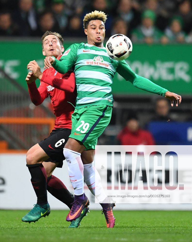 FUSSBALL 1. BUNDESLIGA 11. SPIELTAG SAISON 2016 2017 SV Werder Bremen - Eintracht Frankfurt 20.11.2016 Bastian Oczipka (li, Eintracht Frankfurt) gegen Serge Gnabry (re, SV Werder Bremen)
