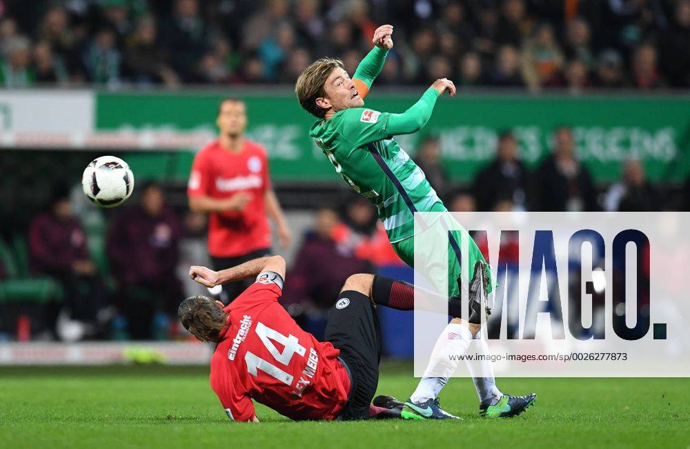 FUSSBALL 1. BUNDESLIGA 11. SPIELTAG SAISON 2016 2017 SV Werder Bremen - Eintracht Frankfurt 20.11.2016 Alexander Meier (li, Eintracht Frankfurt) gegen Clemens Fritz (re, SV Werder Bremen)