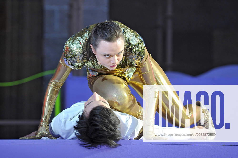 Bilder des Jahres 2023, Entertainment 07 Juli Entertainment Themen der Woche KW27 NIBELUNGEN FESTSPIELE. Schauspielerin Lena Urzendowsky und Schauspieler Bekim Latifi während der Fotoprobe zu den Nibelungen Festspielen BRYNHILD am 05.07.2023 vor dem Kaiserdom Worms. 20230705MWI79814
