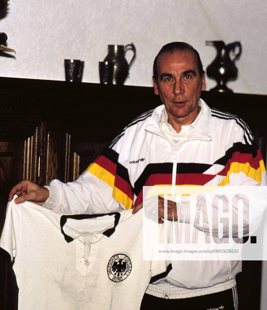 Horst Eckel (Deutschland) präsentiert stolz das Weltmeistertrikot von 1954 Fußball Herren Fußball 1993 o0 Shooting, WM Einzelbild Kaiserslautern Fußball Herren Fußball 1993 o0 Shooting, WM Einzelbild Kaiserslautern