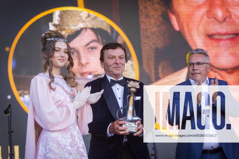 Fabulix Internationales Märchenfilm-Festival Aschenbrödel-Fan-Abend zum 50-jährigen Filmjubiläum zu fabulix® Im Rahmen des 3. Internationalen Märchenfilm-Festivals wurde der tschechische Schauspieler und Synchronsprecher Pavel TravniÄek am Donnerstag, dem 6. Juli, mit dem Lebenswerkpreis ausgezeichnet. Pavel TravniÄek erlangte seinen großen Durchbruch als Prinz im Märchenfilm Drei Haselnüsse für Aschenbrödel aus dem Jahr 1973 an der Seite von LibuÅ¡e Å afrankova. Eine besondere Überaschung war der Auftritt von Tamara Kretschmer als aktuelles Moritzburg er Aschenbrödel, Pavel Travnicek, Rolf Schmidt Oberbürgermeister der Stadt Annaberg-Buchholz. Annabrg-Buchholz Sachsen GERMANY