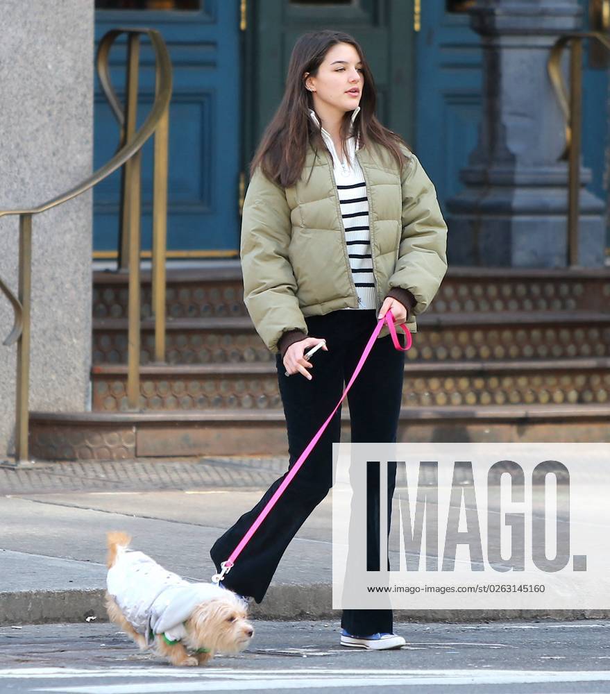 Suri Cruise Walking Her New Puppy - NYC Suri Cruise walking her new puppy with a friend in Soho, New York City, NY, USA on March 14, 2022. Photo by Dylan Travis ABACAPRESS.COM New York City NY United States