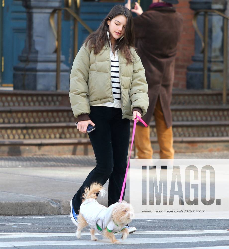 Suri Cruise Walking Her New Puppy - NYC Suri Cruise walking her new puppy with a friend in Soho, New York City, NY, USA on March 14, 2022. Photo by Dylan Travis ABACAPRESS.COM New York City NY United States