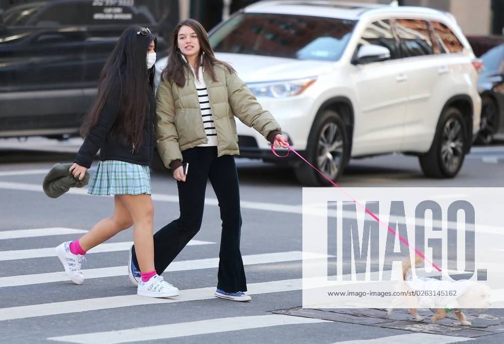 Suri Cruise Walking Her New Puppy - NYC Suri Cruise walking her new puppy with a friend in Soho, New York City, NY, USA on March 14, 2022. Photo by Dylan Travis ABACAPRESS.COM New York City NY United States