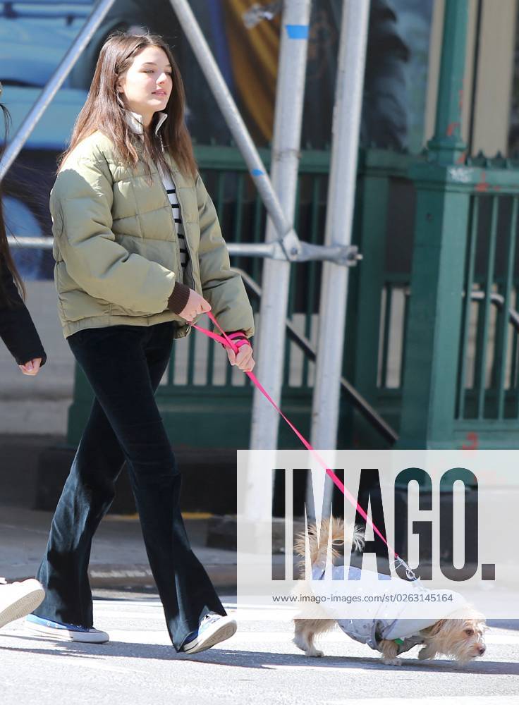 Suri Cruise Walking Her New Puppy - NYC Suri Cruise walking her new puppy with a friend in Soho, New York City, NY, USA on March 14, 2022. Photo by Dylan Travis ABACAPRESS.COM New York City NY United States