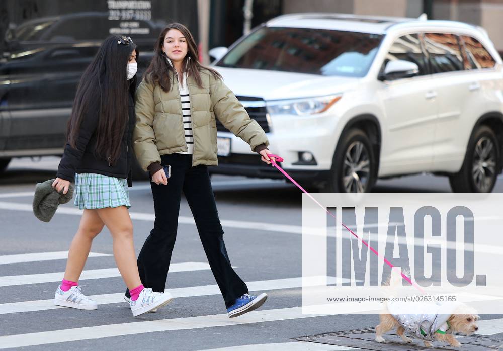 Suri Cruise Walking Her New Puppy - NYC Suri Cruise walking her new puppy with a friend in Soho, New York City, NY, USA on March 14, 2022. Photo by Dylan Travis ABACAPRESS.COM New York City NY United States