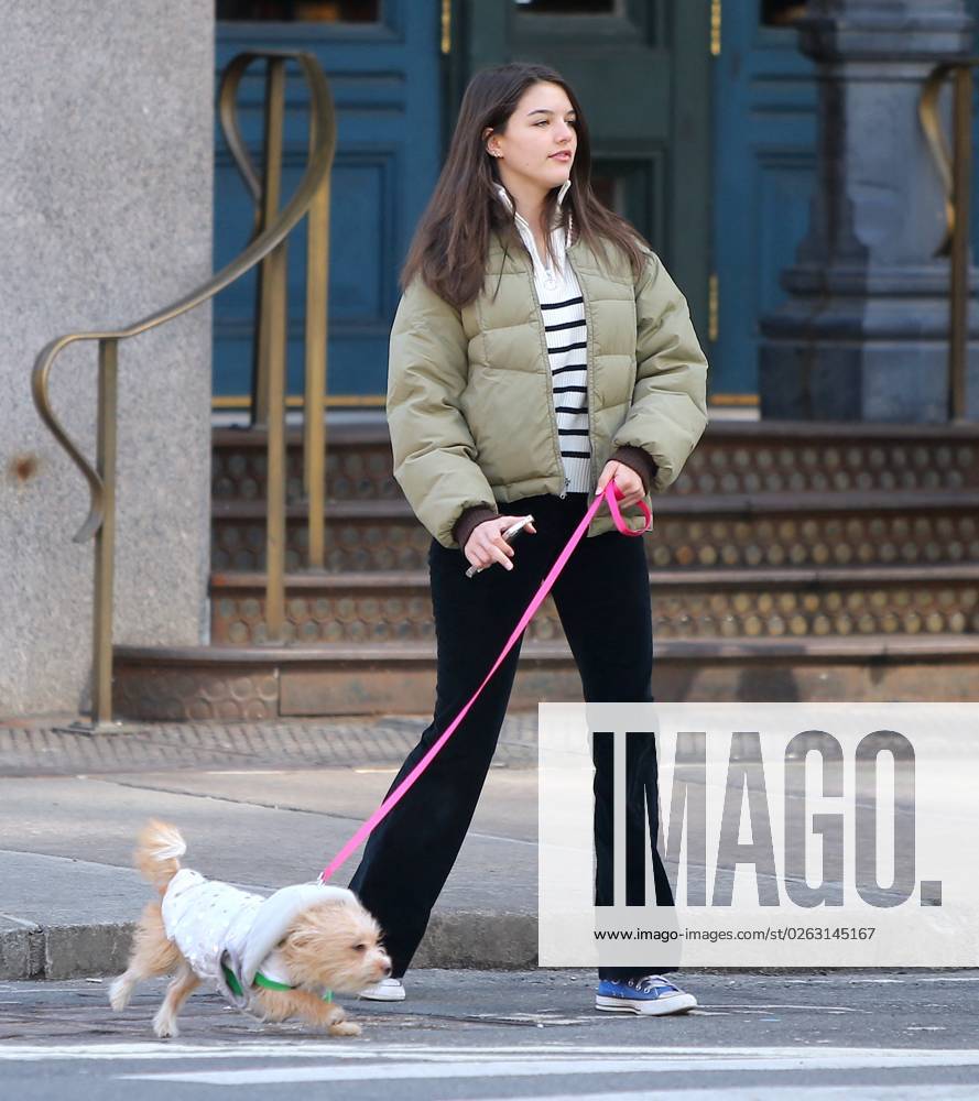 Suri Cruise Walking Her New Puppy - NYC Suri Cruise walking her new puppy with a friend in Soho, New York City, NY, USA on March 14, 2022. Photo by Dylan Travis ABACAPRESS.COM New York City NY United States