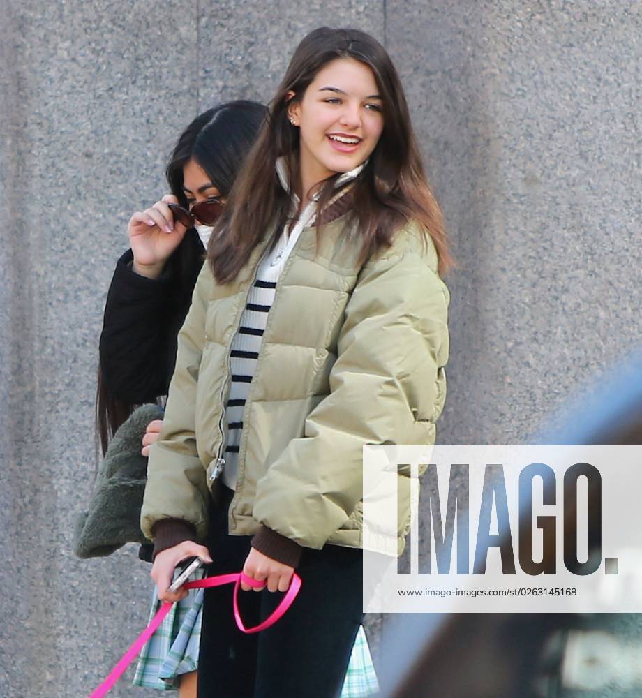 Suri Cruise Walking Her New Puppy - NYC Suri Cruise walking her new puppy with a friend in Soho, New York City, NY, USA on March 14, 2022. Photo by Dylan Travis ABACAPRESS.COM New York City NY United States