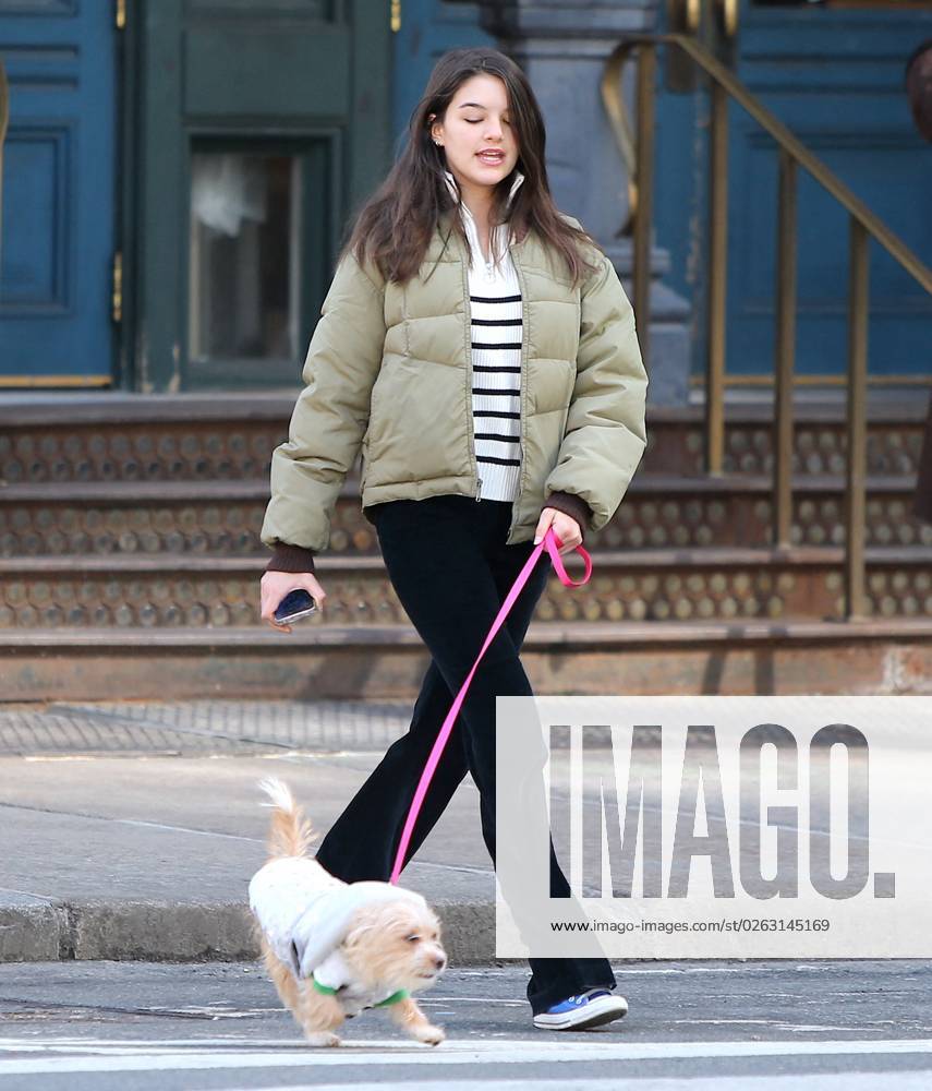 Suri Cruise Walking Her New Puppy - NYC Suri Cruise walking her new puppy with a friend in Soho, New York City, NY, USA on March 14, 2022. Photo by Dylan Travis ABACAPRESS.COM New York City NY United States