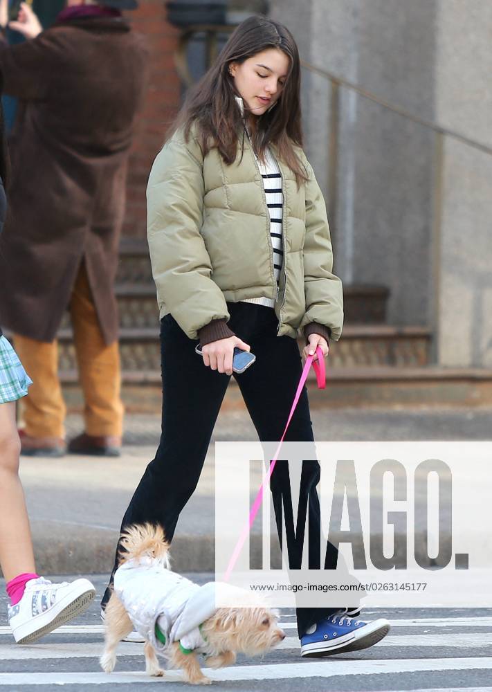 Suri Cruise Walking Her New Puppy - NYC Suri Cruise walking her new puppy with a friend in Soho, New York City, NY, USA on March 14, 2022. Photo by Dylan Travis ABACAPRESS.COM New York City NY United States