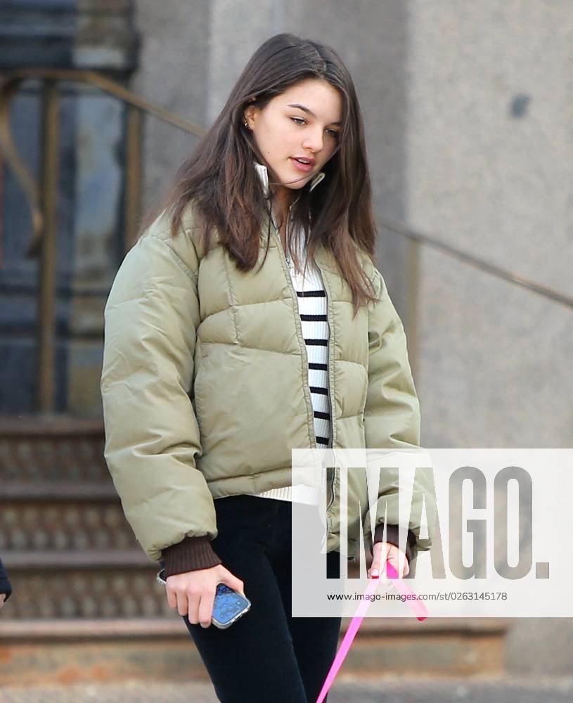 Suri Cruise Walking Her New Puppy - NYC Suri Cruise walking her new puppy with a friend in Soho, New York City, NY, USA on March 14, 2022. Photo by Dylan Travis ABACAPRESS.COM New York City NY United States