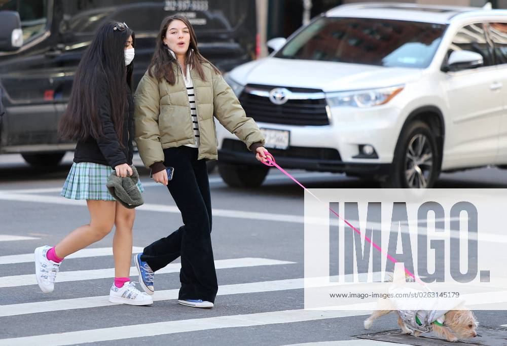 Suri Cruise Walking Her New Puppy - NYC Suri Cruise walking her new puppy with a friend in Soho, New York City, NY, USA on March 14, 2022. Photo by Dylan Travis ABACAPRESS.COM New York City NY United States