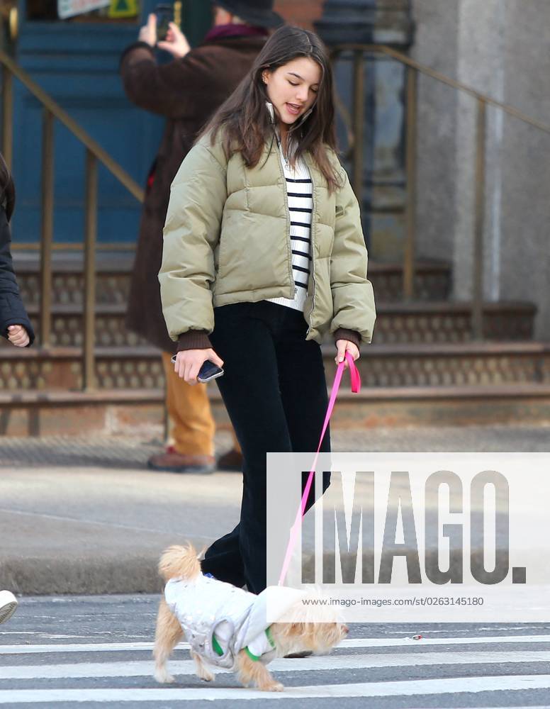 Suri Cruise Walking Her New Puppy - NYC Suri Cruise walking her new puppy with a friend in Soho, New York City, NY, USA on March 14, 2022. Photo by Dylan Travis ABACAPRESS.COM New York City NY United States