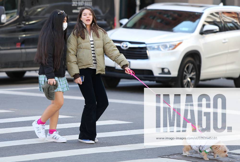 Suri Cruise Walking Her New Puppy - NYC Suri Cruise walking her new puppy with a friend in Soho, New York City, NY, USA on March 14, 2022. Photo by Dylan Travis ABACAPRESS.COM New York City NY United States