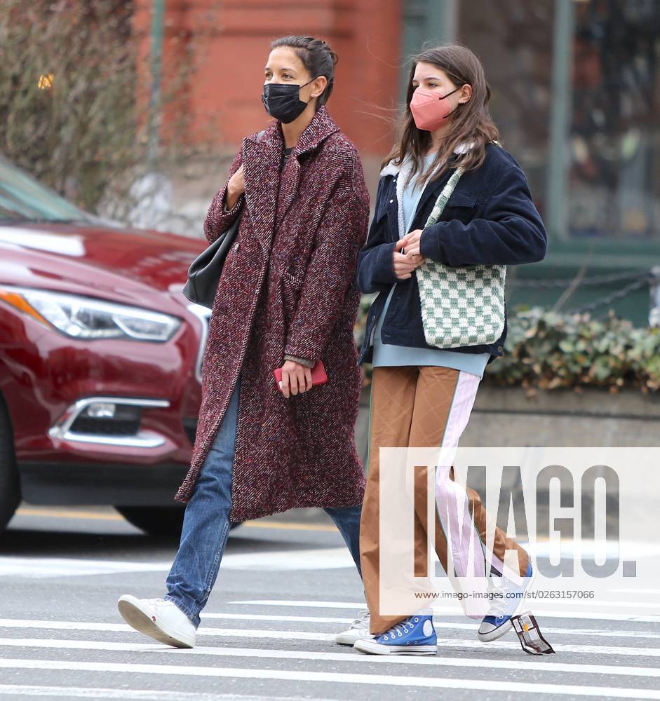 Katie Holmes And Suri Cruise Step Out - NYC Actress Katie Holmes and daughter Suri enjoying a sunday afternoon together, all smiles and laughs in Soho, New York City, NY, USA on March 20, 2022. Katie is showing off her nose and ear piercing. Photo by Dylan Travis ABACAPRESS.COM New York City NY United States