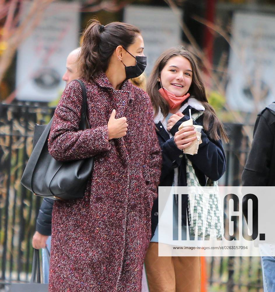 Katie Holmes And Suri Cruise Step Out - NYC Actress Katie Holmes and daughter Suri enjoying a sunday afternoon together, all smiles and laughs in Soho, New York City, NY, USA on March 20, 2022. Katie is showing off her nose and ear piercing. Photo by Dylan Travis ABACAPRESS.COM New York City NY United States
