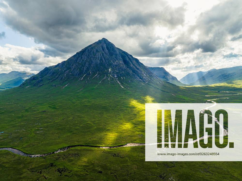 Sonnenstrahlen über der Buachaille oder Buachaille Etive Mòr und dem Fluss Coupall aus einer Drohne, Glen Etive und Fluss Etive, Highlands, Schottland, UK