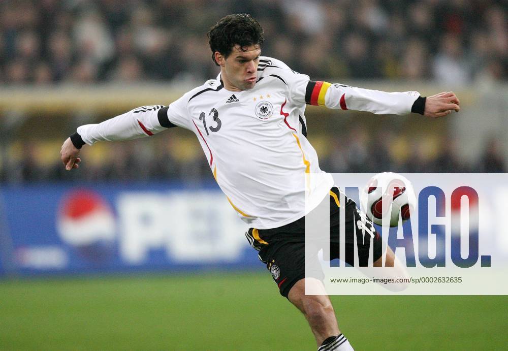 Michael Ballack (Deutschland) zieht ab Fußball Länderspiel Herren Nationalteam 2007, Freundschaftsspiel, Testspiel, Test, Nationaltrikot Einzelbild Düsseldorf Dynamik, Fußball Länderspiel Herren Nationalteam 2007, Freundschaftsspiel, Testspiel, Test, Nationaltrikot Einzelbild Düsseldorf Dynamik,