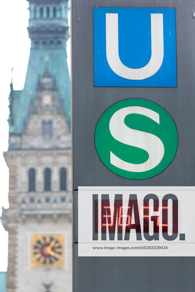 IMAGO Creative, Jahreszeit Sommer, Hitze Temperaturanzeige 36 Grad Auf einer Temperaturanzeige an dem U-Bahn und S-Bahnhof Jungfernstieg in der Hamburger Innenstadt werden 36 Grad Celsius angezeigt. Im Hintergrund ist der Turm des Hamburger Rathauses zu sehen. An dem Sonntag wurden bundesweit Temperaturen über 30 Grad Celsius gemessen. Hamburg Hamburg Deutschland