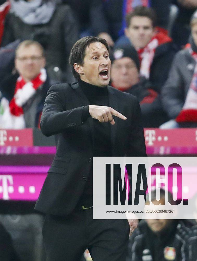 Roger SCHMIDT, Trainer Leverkusen Halbfigur , Aktion, Einzelbild, Portrait, Portraet, Einzelaktion gestikuliert und gibt Anweisungen, Aktion, Einzelbild, Gestik, Geste, Handbewegung, zeigen, deuten FC BAYERN MUENCHEN - BAYER 04 LEVERKUSEN Fussball 1. Bundesliga , Muenchen, am 26.11.2016, 12.Spieltag, Saison 2016 2017, 1.Liga, 1.Bundesliga,