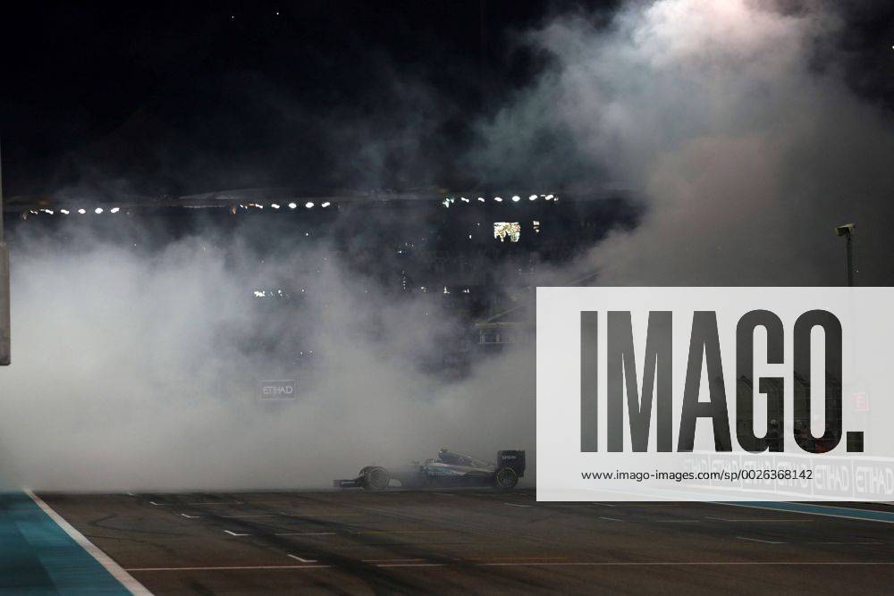 Abu Dhabi Grand Prix, UAE 24 - 27 November 2016 27.11.2016 - Race, Nico Rosberg (GER) Mercedes AMG F1 W07 Hybrid, Champion 2016