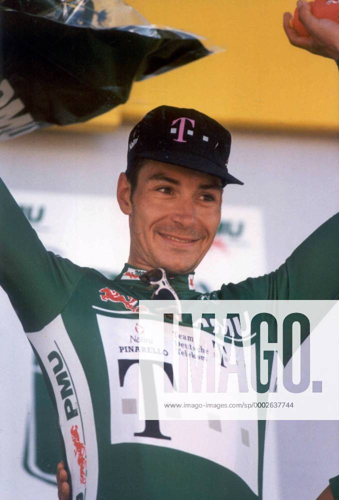 Erik Zabel (Deutschland Telekom) jubelt während der Siegerehrung - Radsport Herren Tour de France 1996, Straßenradsport, Straße, Rad Einzelbild Aufnahmedatum geschätzt Freude, Radsport Herren Tour de France 1996, Straßenradsport, Straße, Rad Einzelbild Aufnahmedatum geschätzt Freude,