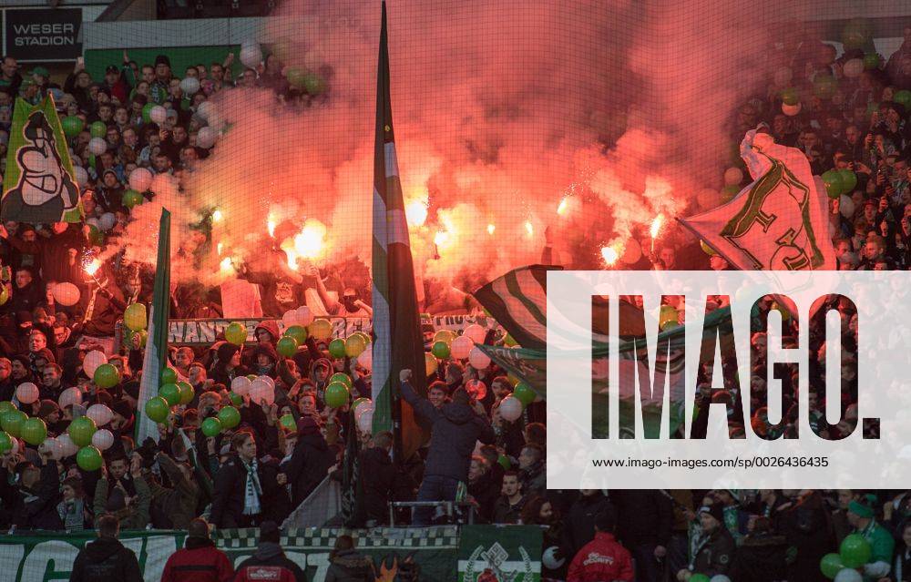 FUSSBALL 1. BUNDESLIGA 13. SPIELTAG SAISON 2016 2017 SV Werder Bremen - FC Ingolstadt 03.12.2016 Fans von Werder Bremen brennen vor dem Abpfiff Pyrotechnik in der Ostkurve ab