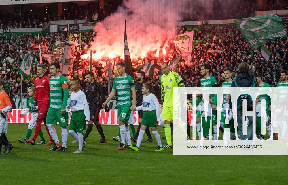 FUSSBALL 1. BUNDESLIGA 13. SPIELTAG SAISON 2016 2017 SV Werder Bremen - FC Ingolstadt 03.12.2016 Fans von Werder Bremen brennen vor dem Abpfiff Pyrotechnik in der Ostkurve ab