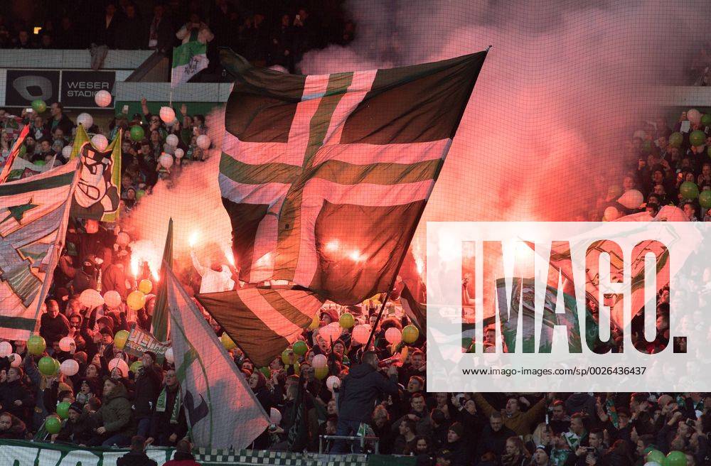 FUSSBALL 1. BUNDESLIGA 13. SPIELTAG SAISON 2016 2017 SV Werder Bremen - FC Ingolstadt 03.12.2016 Fans von Werder Bremen brennen vor dem Abpfiff Pyrotechnik in der Ostkurve ab