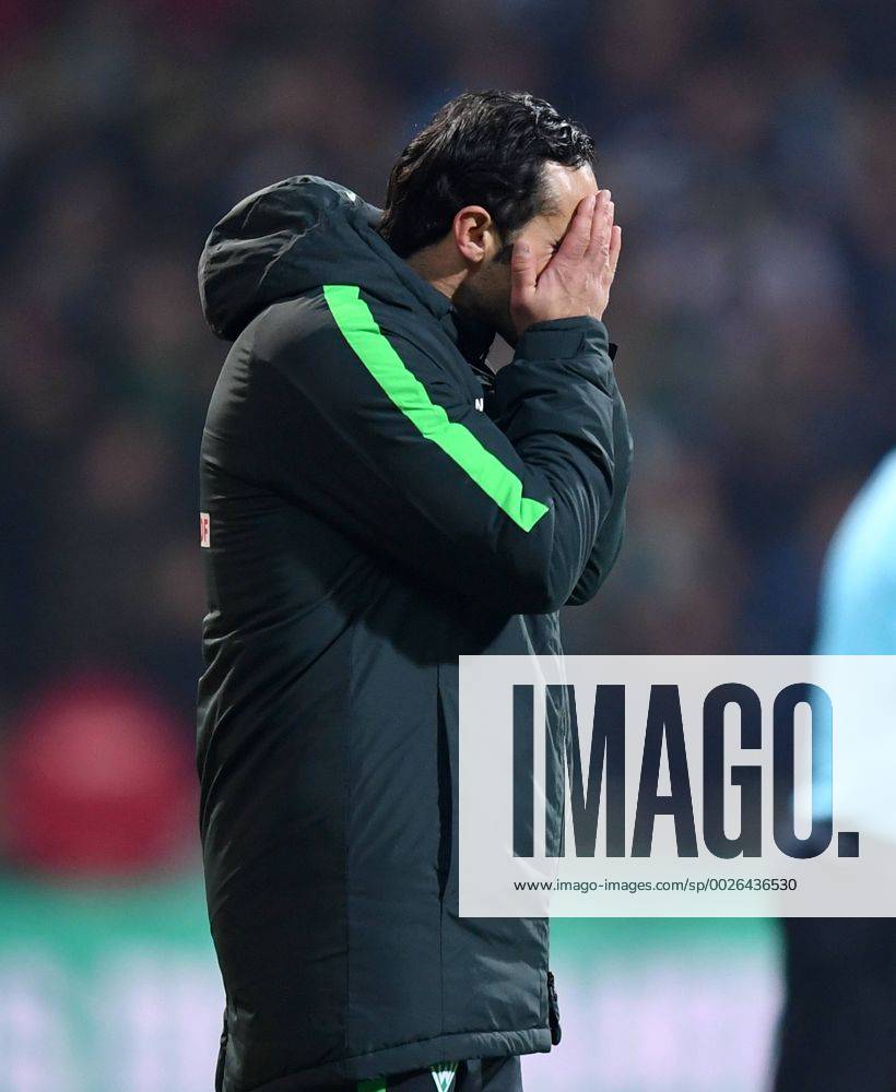 FUSSBALL 1. BUNDESLIGA 13. SPIELTAG SAISON 2016 2017 SV Werder Bremen - FC Ingolstadt 03.12.2016 Trainer Alexander Nouri (SV Werder Bremen) schlaegt nach dem Abpfiff die Haende vor das Gesicht