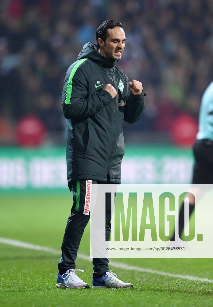 FUSSBALL 1. BUNDESLIGA 13. SPIELTAG SAISON 2016 2017 SV Werder Bremen - FC Ingolstadt 03.12.2016 Trainer Alexander Nouri (SV Werder Bremen) ballt nach dem Abpfiff die Faeuste