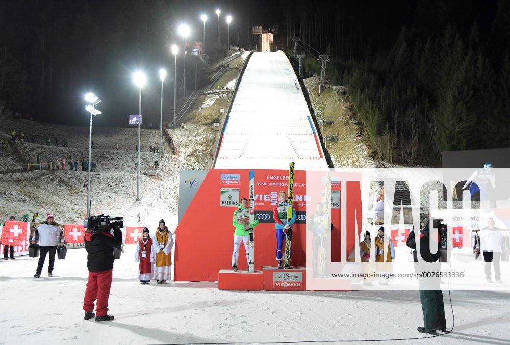 Engelberg , Schweiz FIS Weltcup Skispringen Herren Saison 2016 2017 Bild zeigt die Sieger im 1. Springen, v.li. Domen Prevc (SLO) Sieger Michael Hayboeck (AUT) Andreas Kofler (AUT) Ehrung Siegerehrung