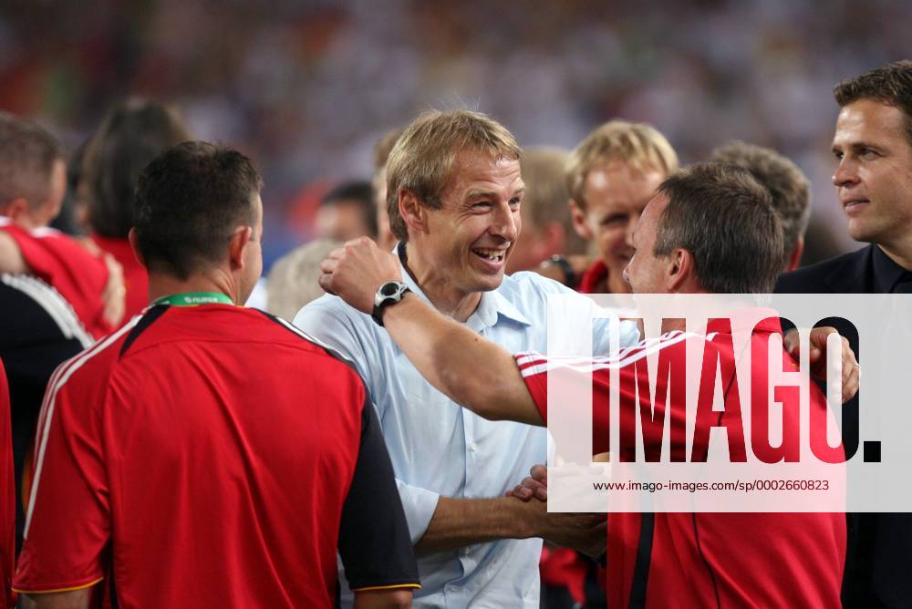 Bundestrainer Jürgen Klinsmann (2.v.li.) und Zeugwart Thomas Mai (beide Deutschland, 2.v.re.) - Schlussjubel - Fußball WM Herren WM 2006, Länderspiel, Nationalteam, Spiel um Platz 3, drei, Gruppe Stuttgart Freude, Fußball WM Herren WM 2006, Länderspiel, Nationalteam, Spiel um Platz 3, drei, Gruppe Stuttgart Freude,