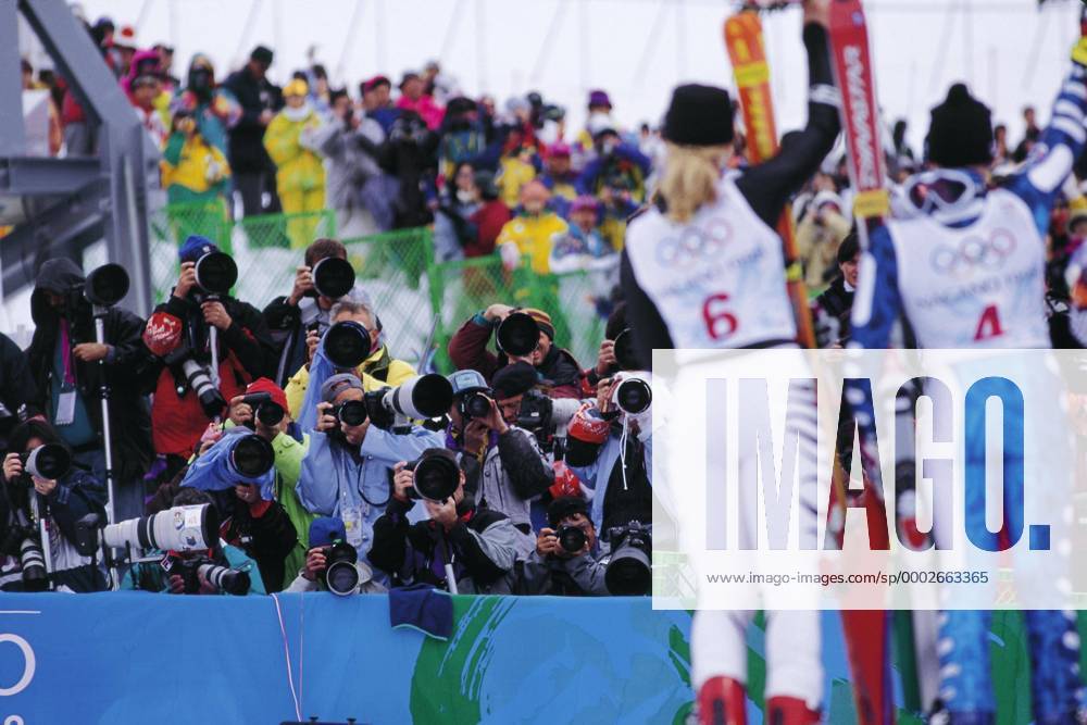 Sportfotografen nehmen die drittplazierte Katja Seizinger (Deutschland, li.) und Olympiasiegerin Deborah Compagnoni (Italien) bei der Riesenslalom Siegerehrung ins Visier - Alpiner Skilauf OS Winter Damen Olympische Spiele Nagano 1998, Winterspiele, Ski Alpin, Skisport, Riesenslalom, Vdia Totale aflo008 Nagano Shigakogen Alpiner Skilauf OS Winter Damen Olympische Spiele Nagano 1998, Winterspiele, Ski Alpin, Skisport, Riesenslalom, Vdia Totale aflo008 Nagano Shigakogen