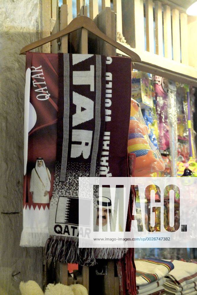 Vorschau zur Fussball Weltmeisterschaft 2022 in Katar. Souq Waqif in Doha, Im Souq Waqif in Doha, dem traditionellen Marktgebiet, kann man alles Erdenkliche erstehen. Stoffe, Nahrungsmittel, Kosmetika und Möbel, Gewürze, Spielzeug. Hier gibt es schon Merchendisingartikel zur Fussball-WM 20122, mit dem Konterfei des Katarischen Staatsoberhauptes Scheich Tamim bin Hamad Al Thani