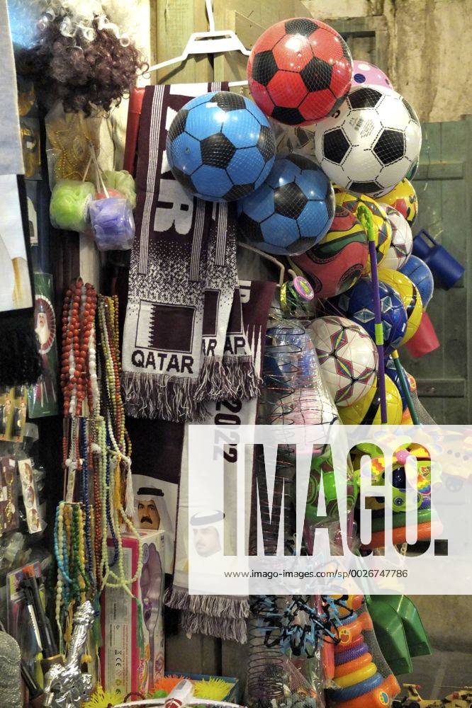 Vorschau zur Fussball Weltmeisterschaft 2022 in Katar. Souq Waqif in Doha, Im Souq Waqif in Doha, dem traditionellen Marktgebiet, kann man alles Erdenkliche erstehen. Stoffe, Nahrungsmittel, Kosmetika und Möbel, Gewürze, Spielzeug. Hier gibt es schon Merchendisingartikel zur Fussball-WM 20122, mit dem Konterfei des Katarischen Staatsoberhauptes Scheich Tamim bin Hamad al-Thani