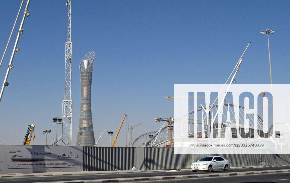 Vorschau zur Fussball Weltmeisterschaft 2022 in Katar. Das Khalifa International Stadium westlich von Doha, in Al-Rayyan, in der Aspire Academy for Sports Excellence (Aspire Park). ein Stadion der WM 2022. Der Turm ist das 5-Sterne Hotel The Torch daneben.