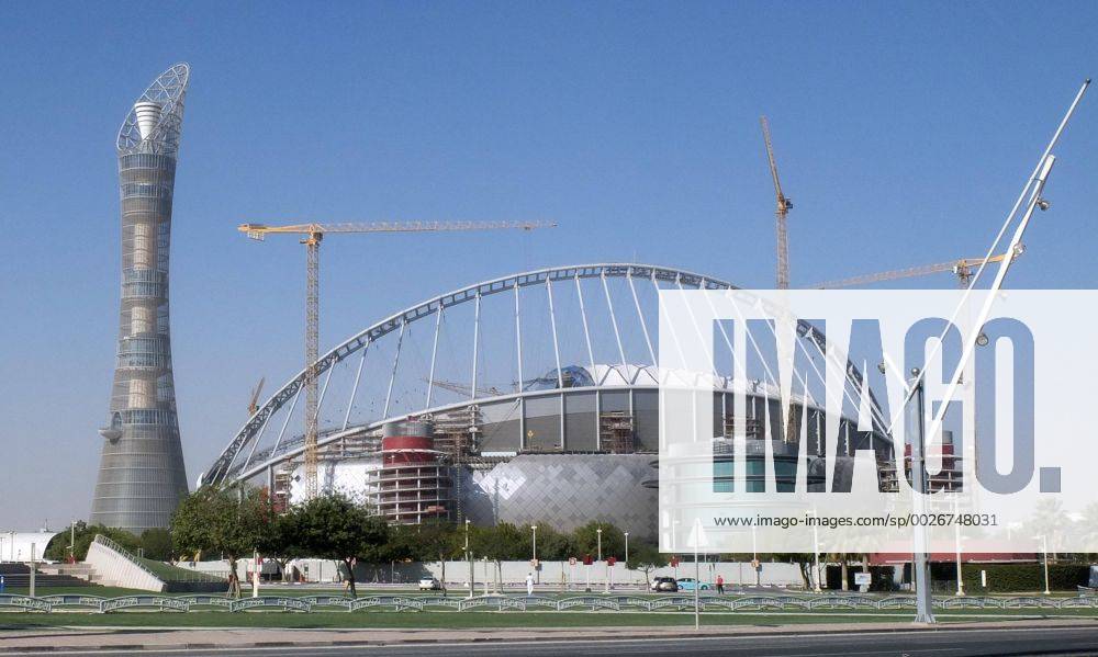 Vorschau zur Fussball Weltmeisterschaft 2022 in Katar. Das Khalifa International Stadium westlich von Doha, in Al-Rayyan, in der Aspire Academy for Sports Excellence (Aspire Park). ein Stadion der WM 2022. Der Turm ist das 5-Sterne Hotel The Torch daneben.