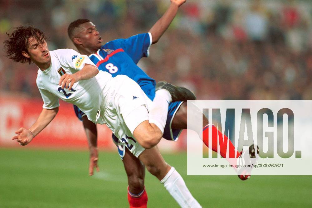 Fußball, EM Finale 2000 in Rotterdam, Frankreich - Italien 2-1 n.V. Marco Delvecchio (li., Italien) im Zweikampf mit Marcel Desailly (Frankreich) Fußball EM Herren Europameisterschaft 2000, Nationalmannschaft, Nationalteam, Nationaltrikot, Länderspiel, Finale Gruppe De Kuip Rotterdam Dynamik, Kampf,