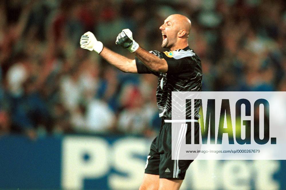 Fußball, EM Finale 2000 in Rotterdam, Frankreich - Italien 2-1 n.V. Torhüter Fabien Barthez (Frankreich) schreit seine Freude heraus Fußball EM Herren Europameisterschaft 2000, Nationalmannschaft, Nationalteam, Nationaltrikot, Länderspiel, Finale Einzelbild De Kuip Rotterdam Freude, Begeisterung