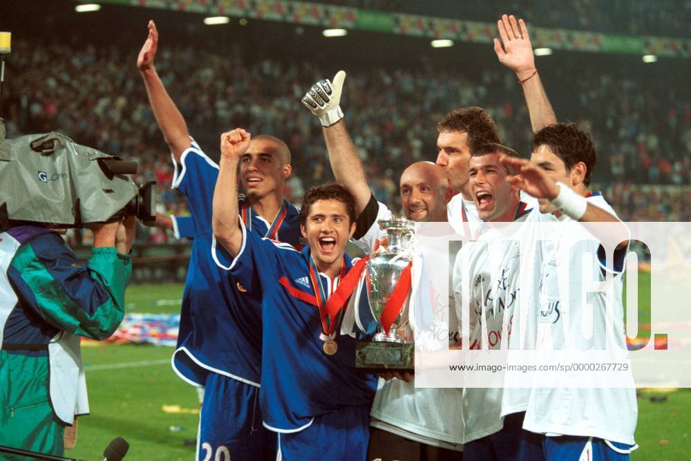 Fußball, EM Finale 2000 in Rotterdam, Frankreich - Italien 2-1 n.V. Mannschaftsjubel Frankreich, v.li.: David Trezeguet, Bixente Lizarazu, Fabien Barthez, Laurent Blanc, Zinedine Zidane, Robert Pires Fußball EM Herren Europameisterschaft 2000, Nationalmannschaft, Nationalteam, Nationaltrikot, Länderspiel, Finale Gruppe De Kuip Rotterdam Freude,