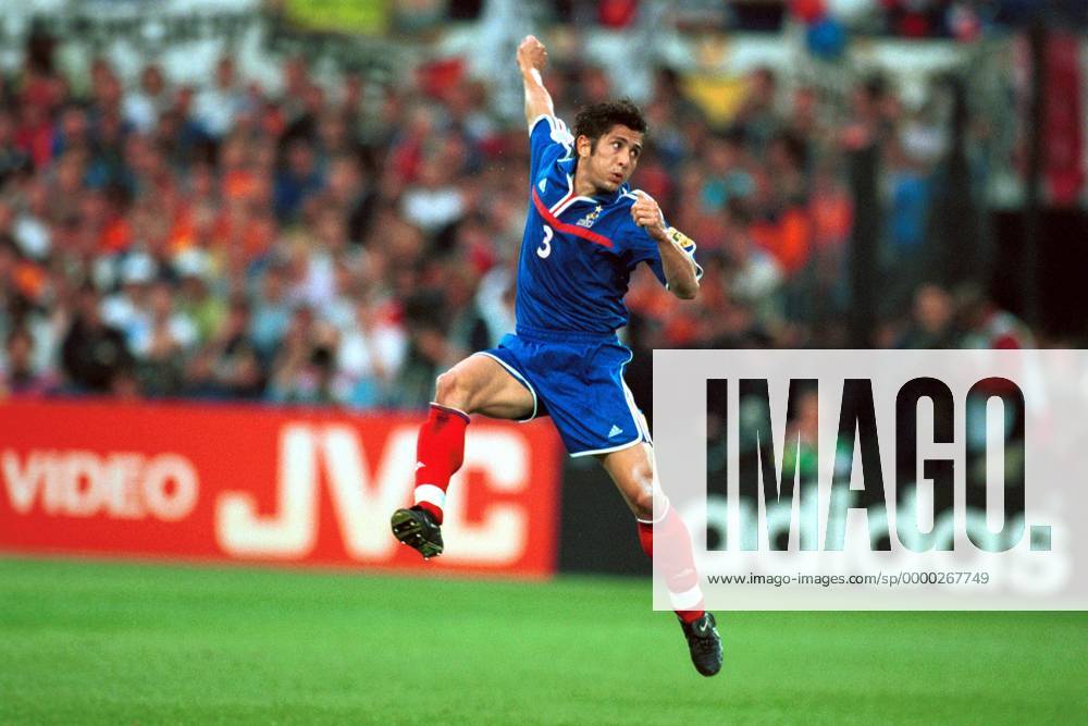 Fußball, EM Finale 2000 in Rotterdam, Frankreich - Italien 2-1 n.V. Bixente Lizarazu (Frankreich) hebt ab Fußball EM Herren Europameisterschaft 2000, Nationalmannschaft, Nationalteam, Nationaltrikot, Länderspiel, Finale Einzelbild De Kuip Rotterdam Dynamik,
