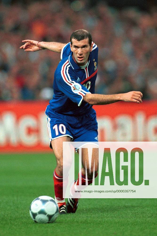 Fußball, EM Finale 2000 in Rotterdam, Frankreich - Italien 2-1 n.V. Zinedine Zidane (Frankreich) am Ball Fußball EM Herren Europameisterschaft 2000, Nationalmannschaft, Nationalteam, Nationaltrikot, Länderspiel, Finale Einzelbild De Kuip Rotterdam Dynamik