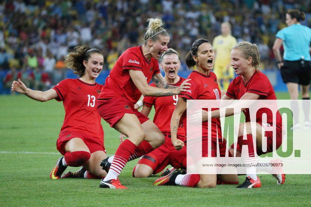 Olympic Games Olympische Spiele Olympia OS Rio 2016 - 19.08.2016, Fussball - Finale der Frauen im Maracana Stadion, Olympische Spiele, Spiel um Gold, Finalspiel: Tor: Dzsenifer Marozsan ( GER Olympique Lyon) trifft zum 1:0, Jubel zur 1:0 Führung, Dzsenifer Marozsan ( GER Olympique Lyon), Tabea Kemme ( GER 1. FFC Turbine Potsdam), Alexandra Popp ( GER VfL Wolfsburg), Anja Mittag ( GER Paris Saint-Germain FC) und Sara Däbritz ( GER Bayern München) rutschen zum Siegerjubel -