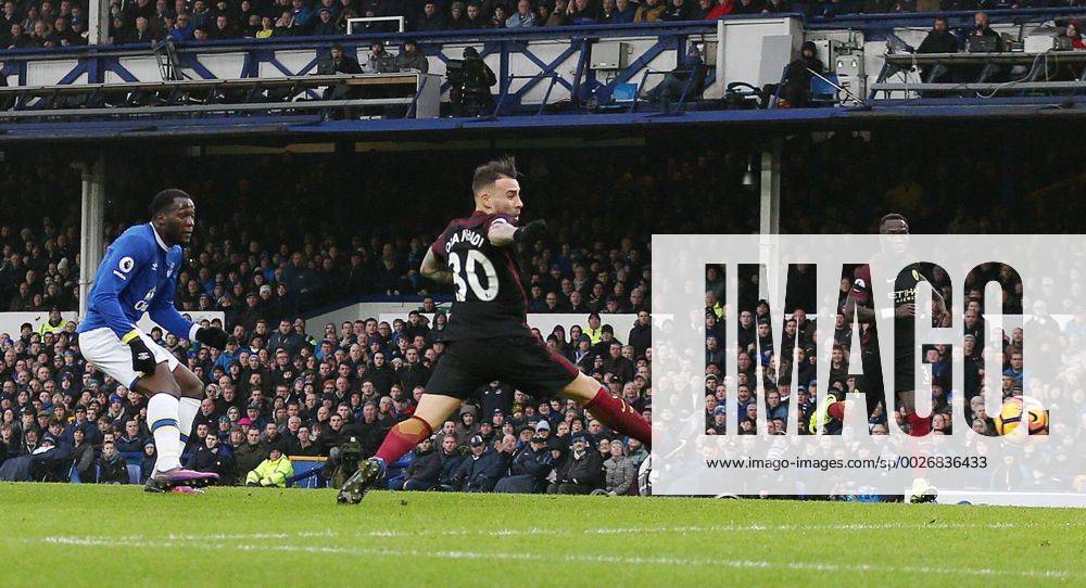 Romelu Lukaku of Everton scores the first goal during the English Premier League match at Goodison Park Stadium, Liverpool Picture date: January 15th, 2017. Pic Simon Bellis Sportimage .