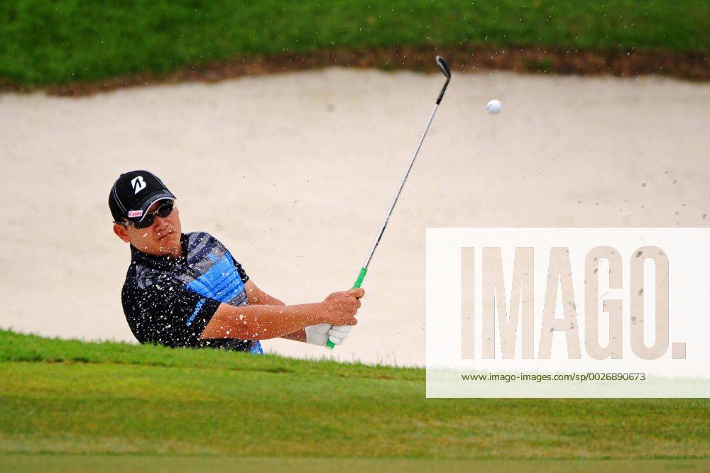 (170120) -- SINGAPORE, Jan. 20, 2017 -- Angelo Que of the Philippines hits from the bunker during the SMBC Singapore Open held at Singapore s Sentosa Golf Club, Jan. 20, 2017. ) (SP)SINGAPORE-GOLF-SMBC SINGAPORE OPEN ThenxChihxWey