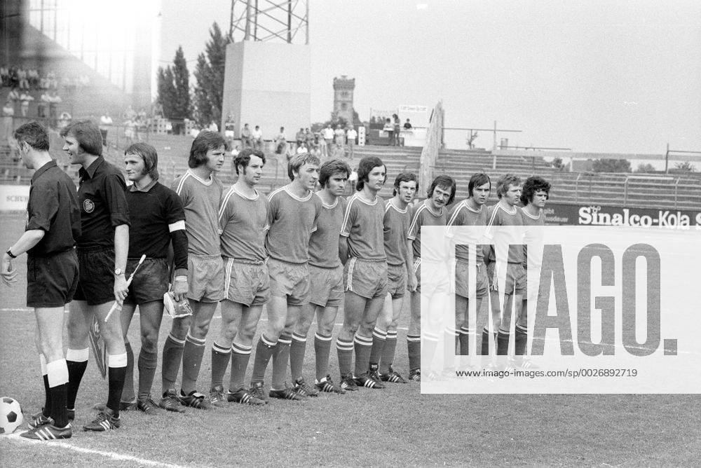 Finale um die deutsche Amateurmeisterschaft 1973 in Offenbach, Mannschaftsvorstellung der Amateure des 1. FC Kaiserslautern mit Werner Michelbach Kapitän der Mannschaft mit Torwart Heinz Toppmöller, Lothar Huber, Heinz Wilhelmi, Hans Franz , Peter Schwarz, Hubert Neu, Werner Brehm, Siegfried Michelbach, Jochen Bernd Müller, Mayer