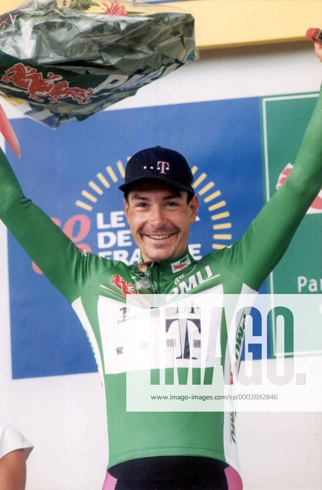 Siegerehrung: Erik Zabel (Deutschland Team Telekom) gewinnt 20. Etappe der Tour de France 2000 - Radsport Herren 87. Tour de France 2000, Straßenradsport, Straße, Rad, Vneg Einzelbild 20. Etappe: Belfort - Troyes Freude, Radsport Herren 87. Tour de France 2000, Straßenradsport, Straße, Rad, Vneg Einzelbild 20. Etappe: Belfort - Troyes Freude,